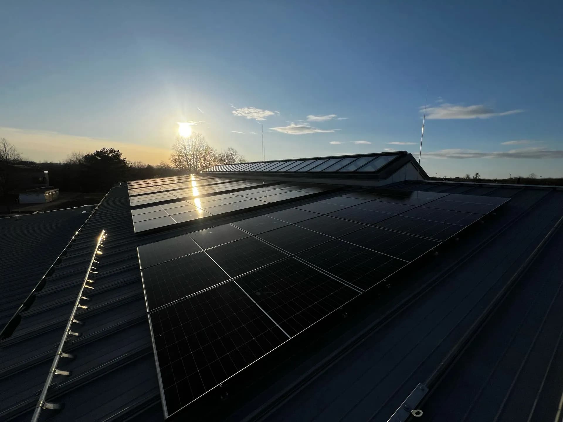 EBM Solutions - PV-Anlage bei Sonnenuntergang