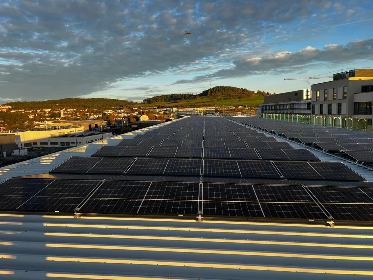 Gewerbliche Photovoltaik-Anlage auf Industriedach