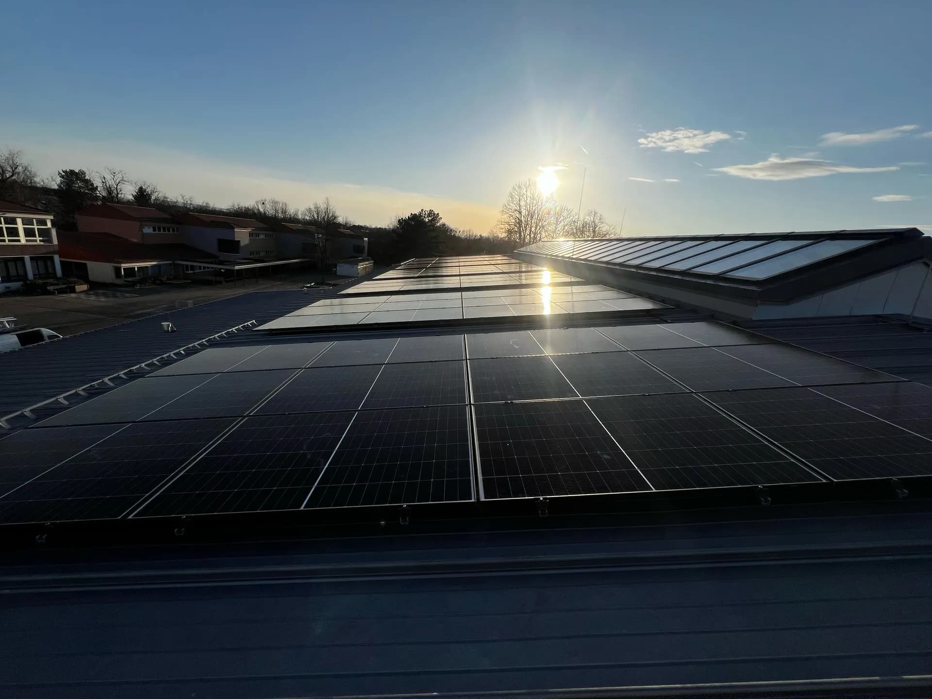 EBM Solutions - Dach-Photovoltaik mit Sonnenlicht