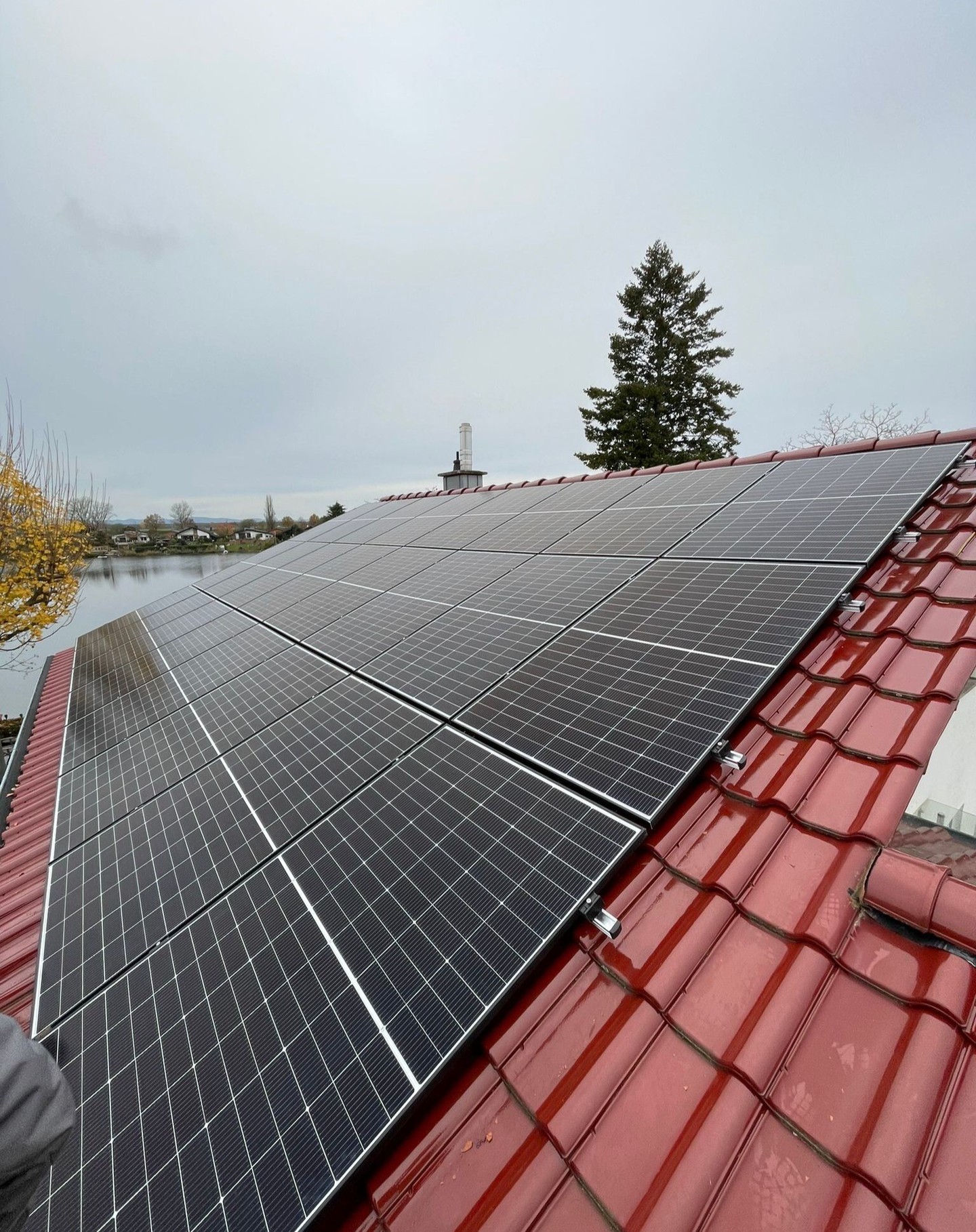 Hier ist ein aktuelles Projekt mit ~11 kWp, ausgestattet mit trinasolar 450W-Modulen und Montagesystem von k2systems.de . Ein weiterer Schritt in Richtung Nachhaltigkeit und Energieeinsparung! 🌱⚡