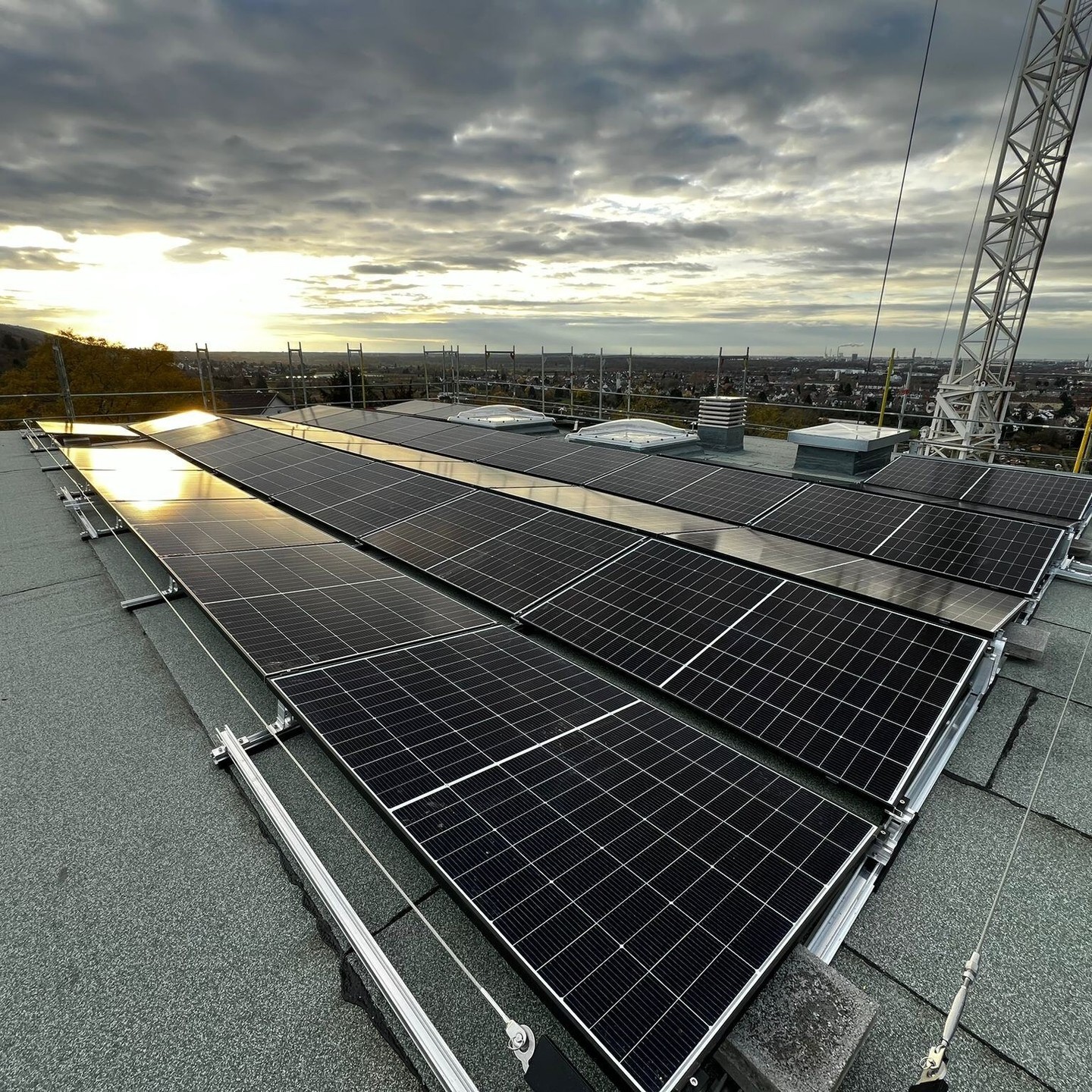 Hier ist ein aktuelles Projekt mit ~ 18 kWp, ausgestattet mit Trinasolar 450W-Modulen, K2-Flachdach-Konstruktion und einem integrierten ABS-Seilsystem in der PV-Anlage. Ein weiterer Schritt in Richtung Nachhaltigkeit und Energieeinsparung – bereit, das neue Jahr voller Energie zu starten! 🌱⚡